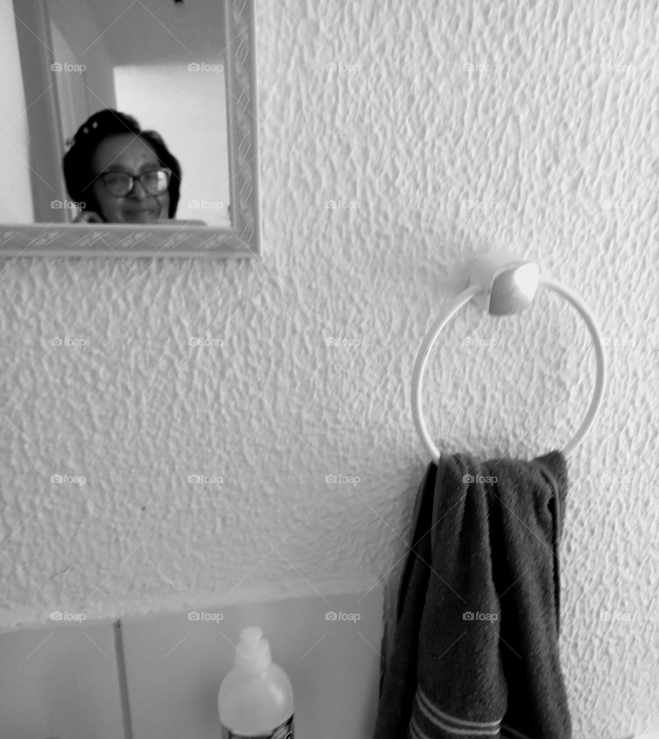 O espelho para banheiro transforma a decoração e auxilia na funcionalidade do cômodo. Eles podem melhorar a iluminação e ainda fazer grande diferença na beleza estética do ambiente.