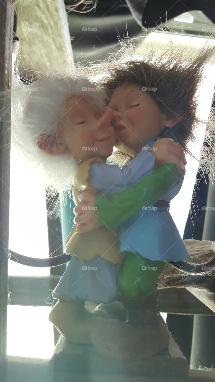 kissing troll doll statue