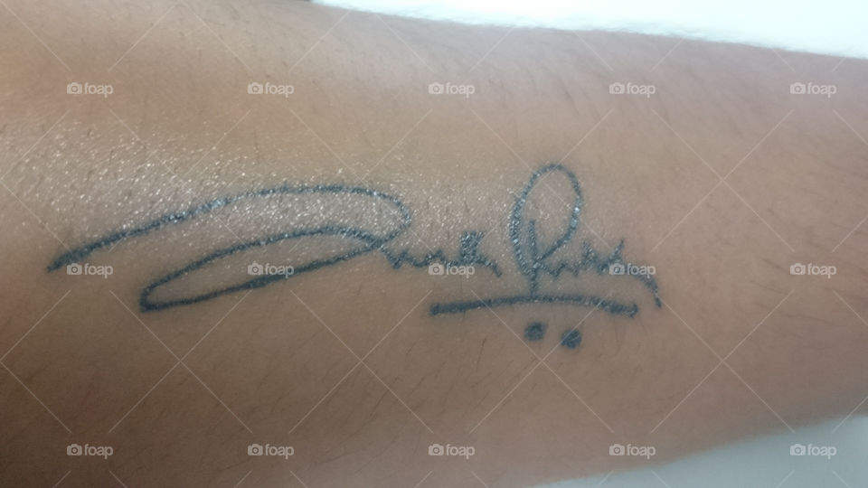 the signature of bollywood king, Shahrukh khan