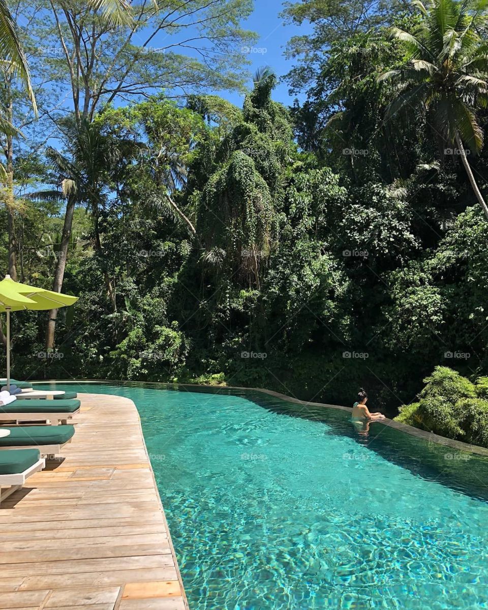 piscina en area verde todo tropical