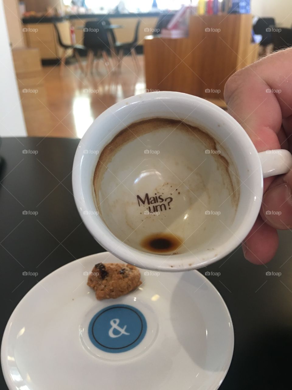 Xícara de café espresso com frase no fundo