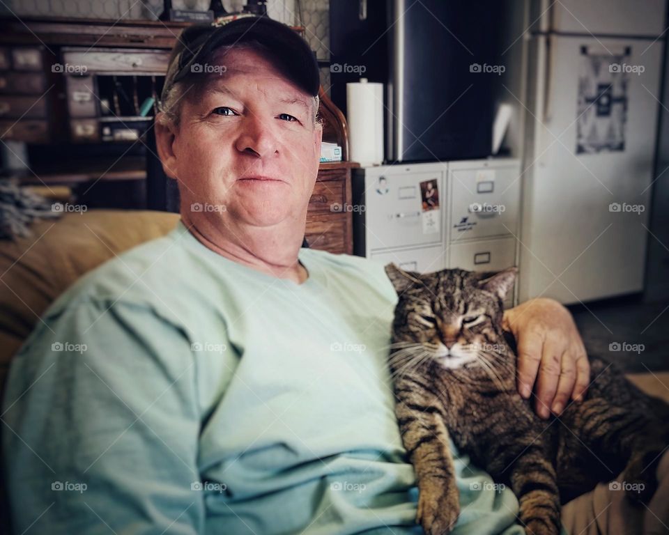 The most interesting father in the world & his cat Marvin taking a break together at work 😄😻