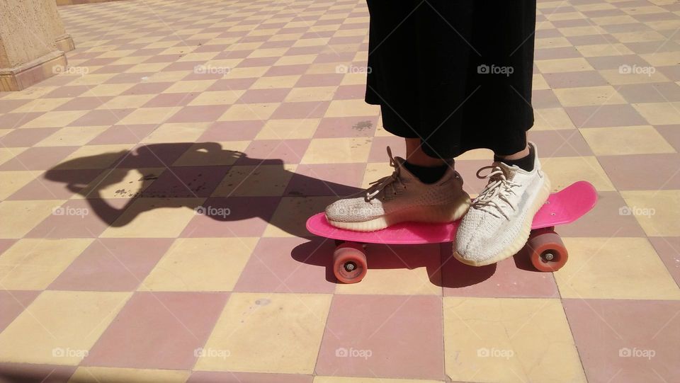 feet on skate board.