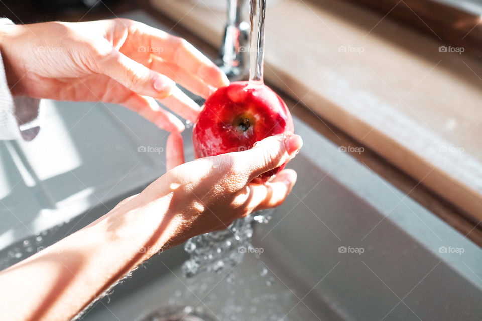 Washing apple