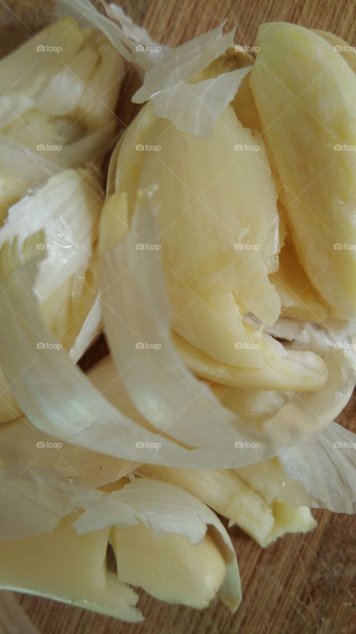 Cooking on the kitchen,love to see garlic so close,and other ingriedients,
