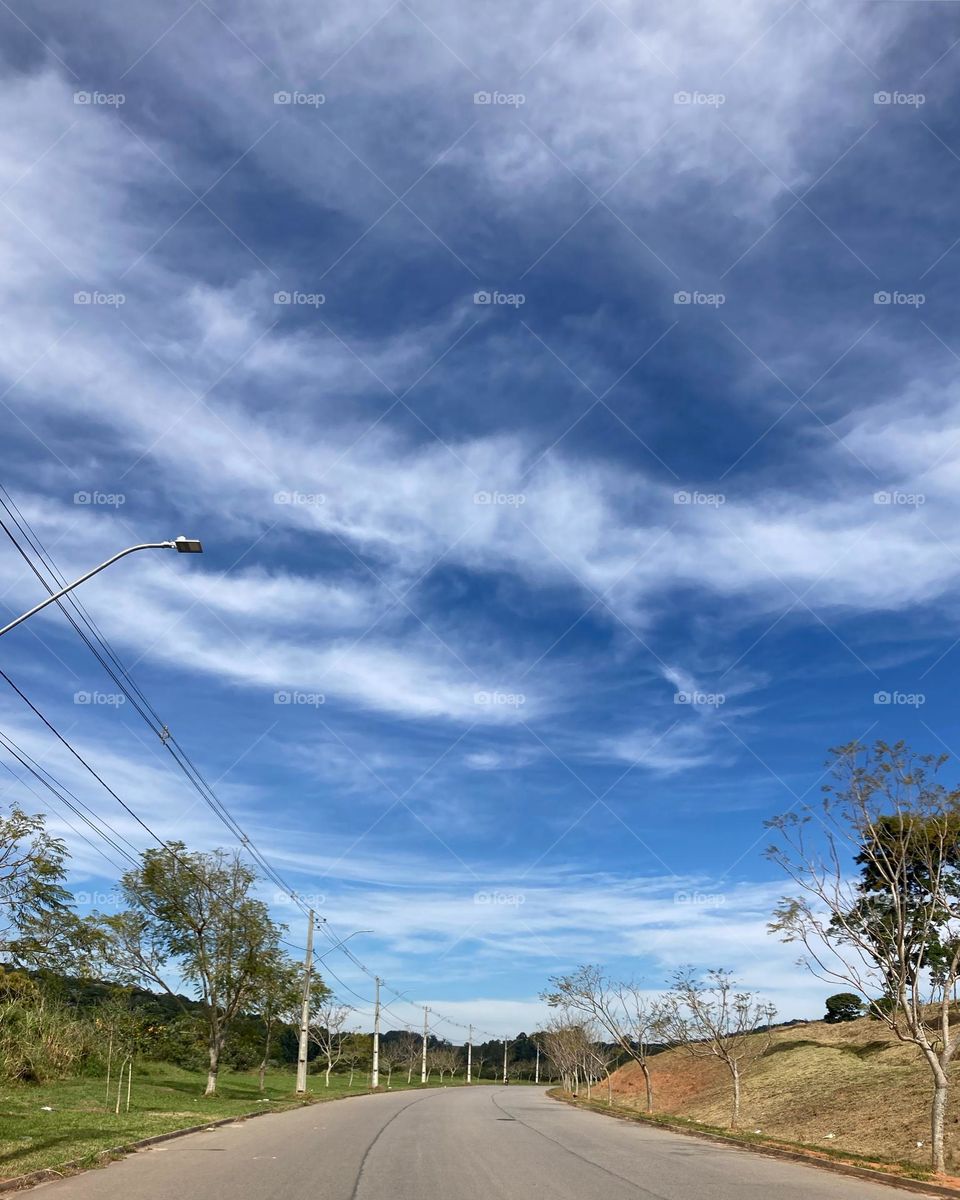 Olhar o horizonte nos ajuda demais! Vejam só que céu bonito com nuvens rabiscando o infinito.

Fotografar desestressa!