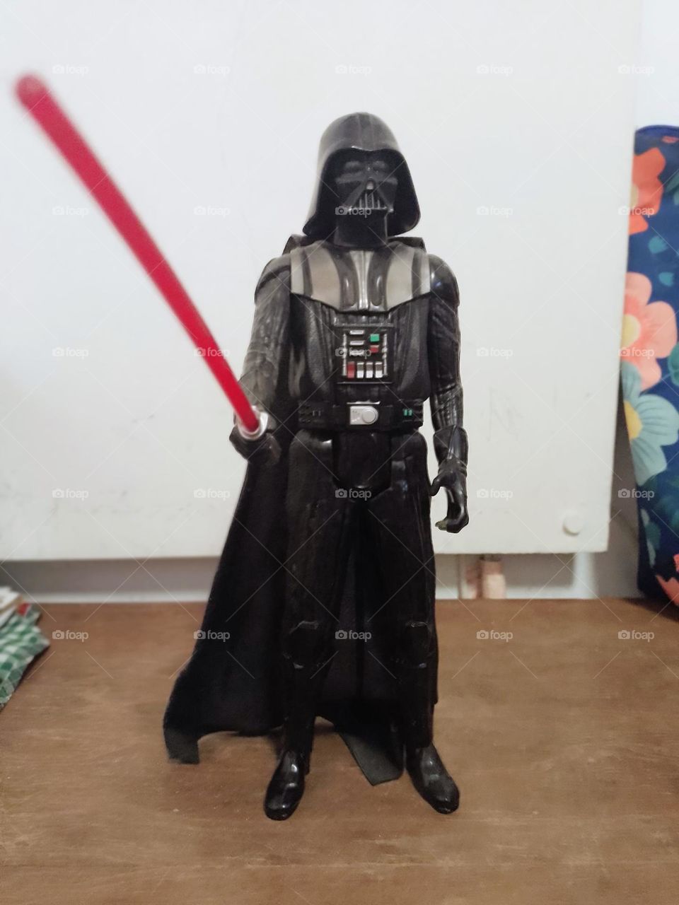 muñeco de Star wars Lord Vader con lightsaber rojo