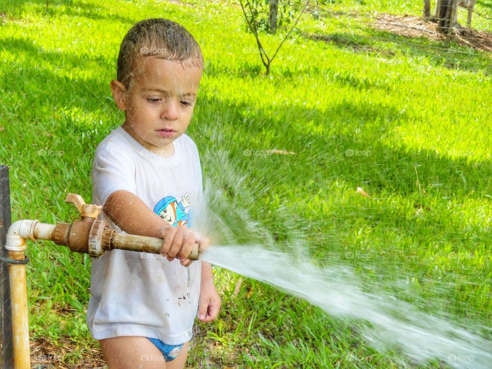 garoto brincando com água - boy playing with water