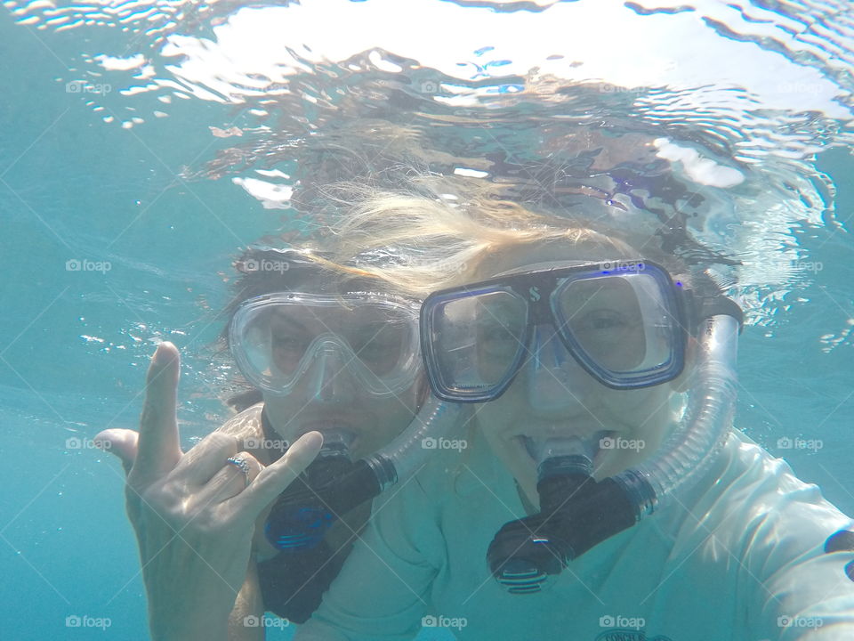 Trying to figure out "hang loose" sign.