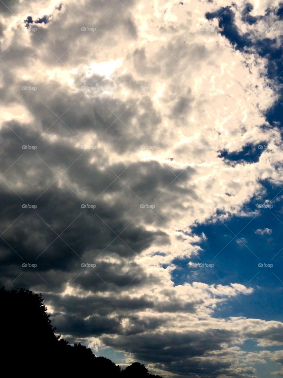 Clouds and sun mix to the horizon 