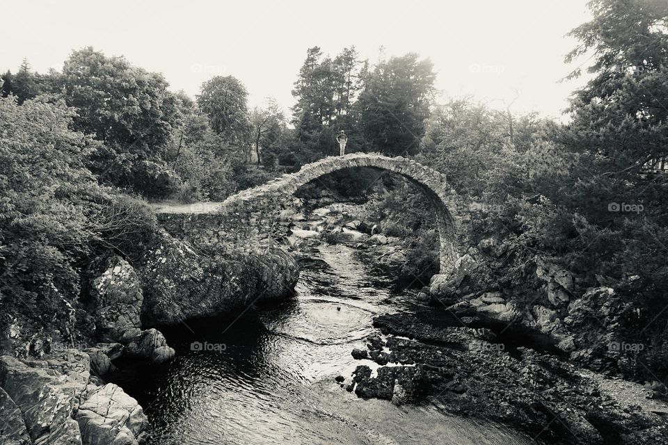 Curve architecture in Scotland … a boy stood on the footbridge looking down at his friend who has jumped into the river below … if you look carefully you can just see his head under the bridge !🏴󠁧󠁢󠁳󠁣󠁴󠁿