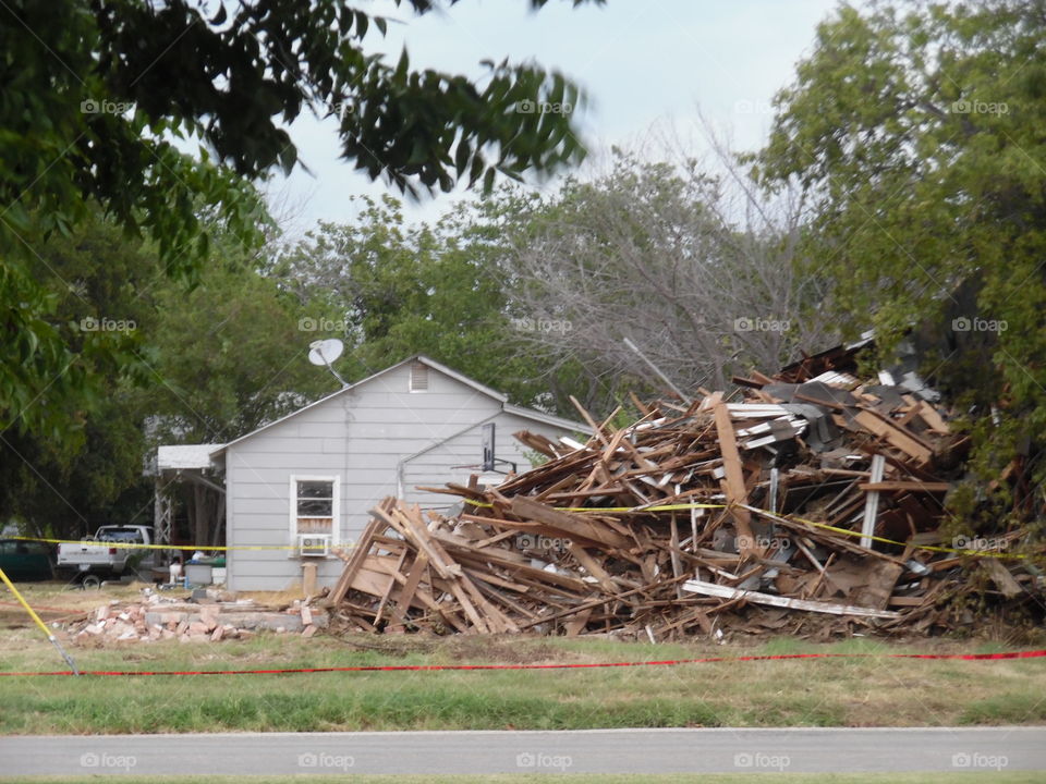 destroy it. This is a picture I took of my neighbors home that Is for sale. 👣 🚶 🏃 🔥 💨