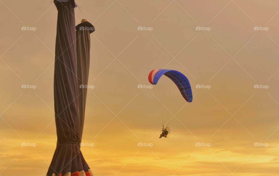 paramoter with the sky sunset.