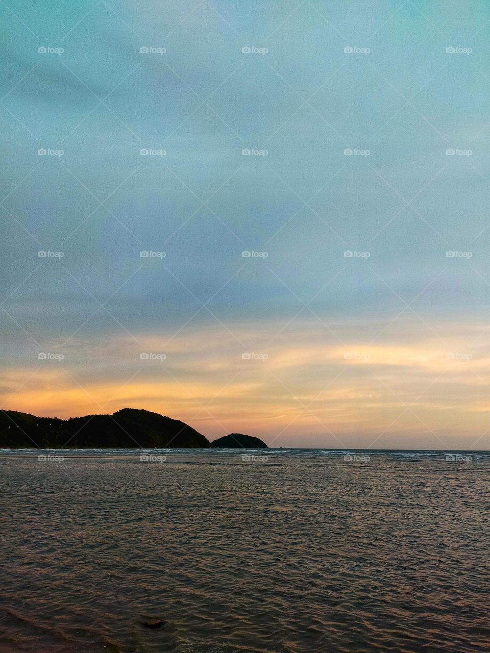 Sea view in the evening, seeing the sunlight