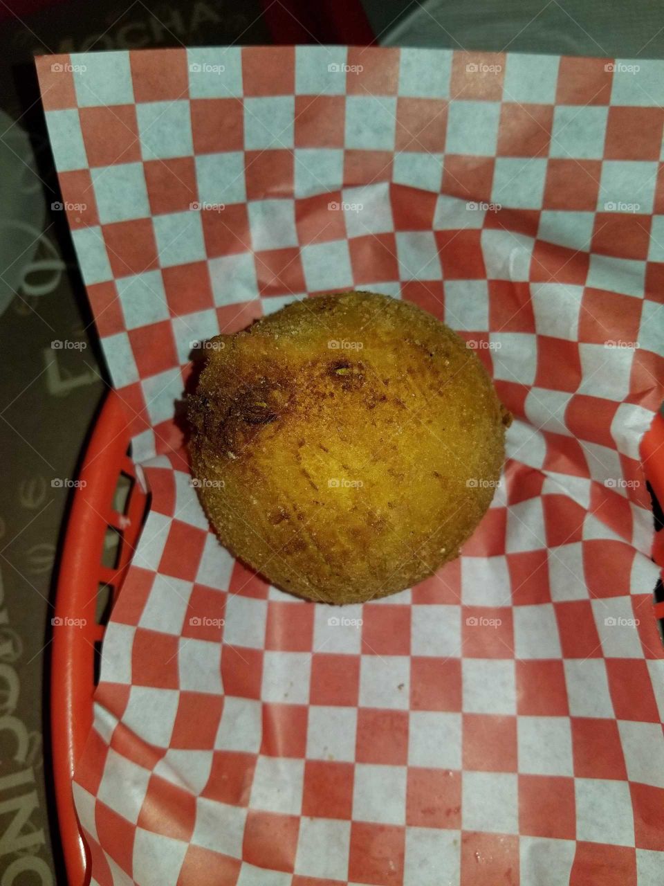 Coxinha com requeijão cremoso.
