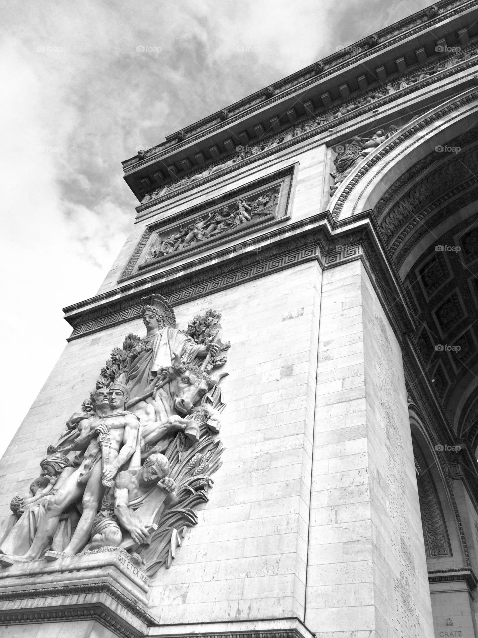 Black and white view of the Arc de Triomphe in Paris