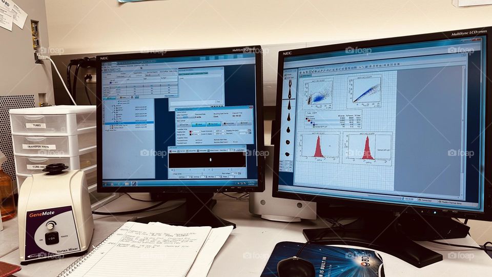 A scientist work bench #work #scientist #laptop #screen #flowcytometery