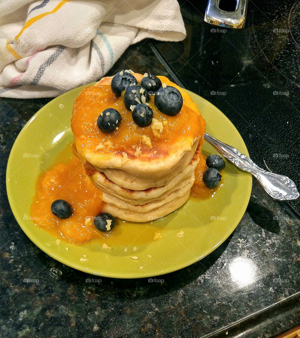 Japanese pancakes with mango and blueberries