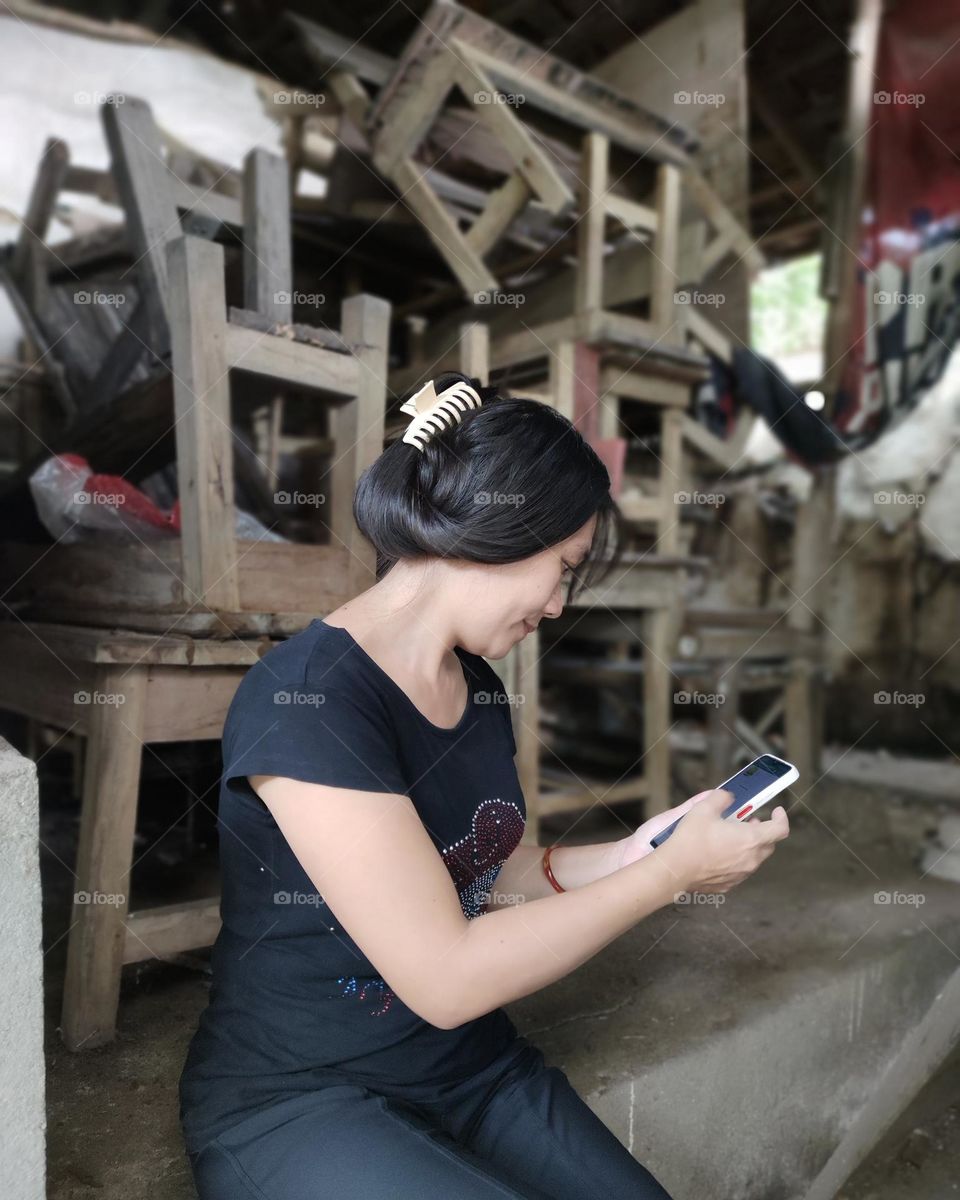 concentrate on smartphone