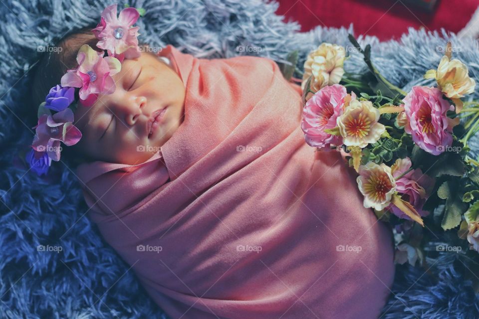 DIY Newborn photoshoot with our cutiee patotiee. Such a pretty baby girl.