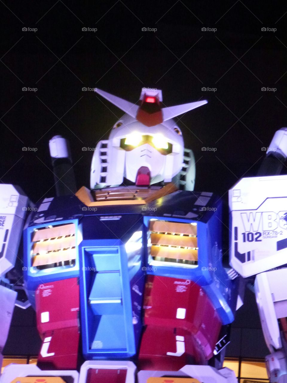 Giant Gundam robot guards DiverCity in Odaiba Japan
