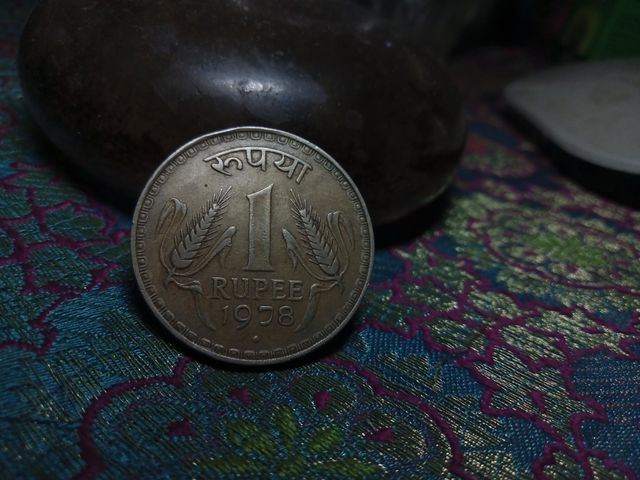 This is the picture of old one rupee Indian coin
