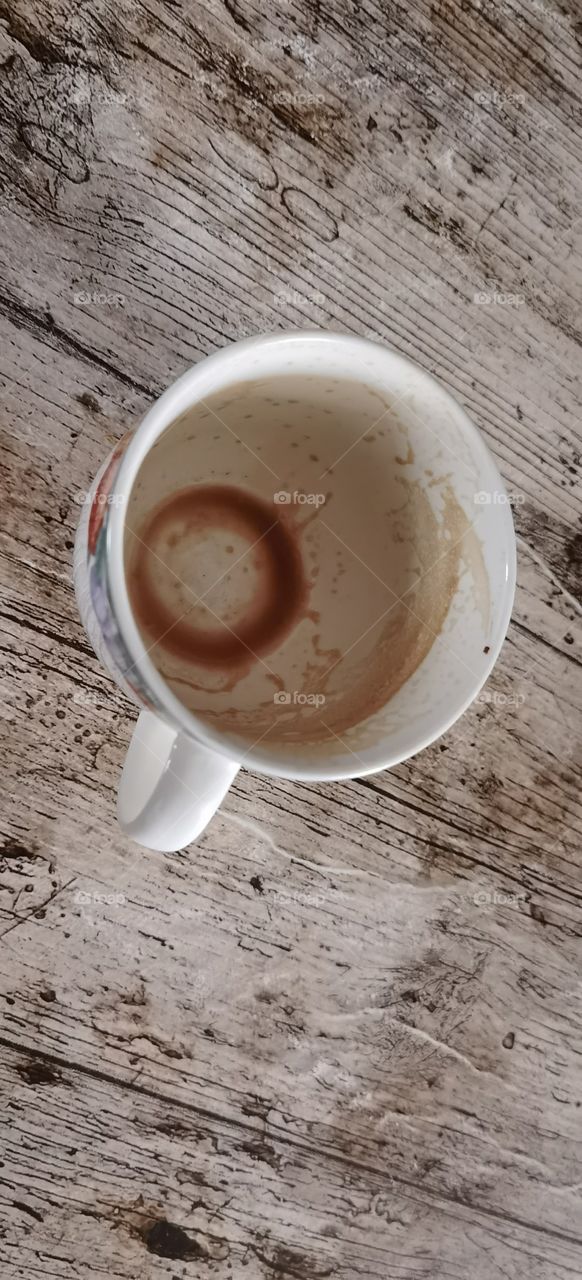 taza de café recién terminada y ya sintiendo deseo de mi próxima ración