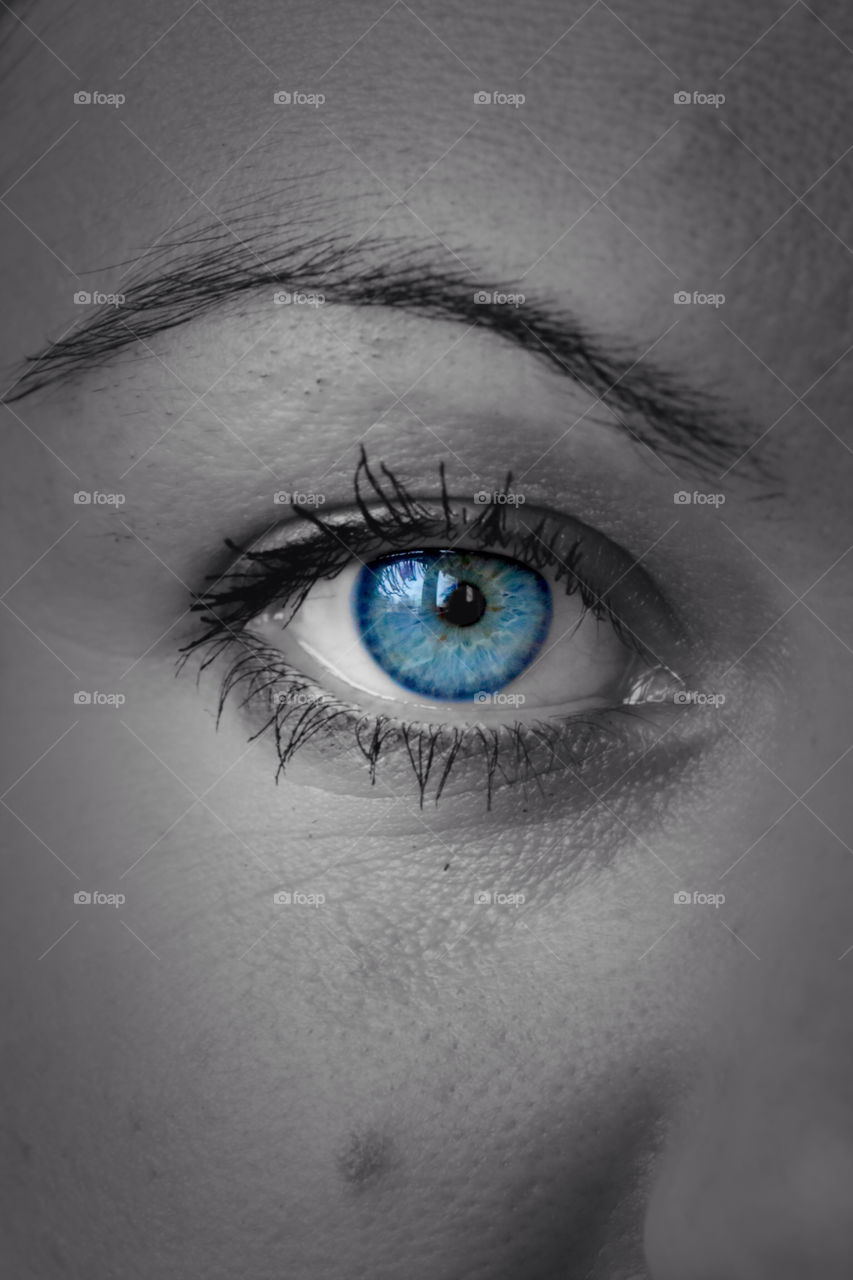 blue dark eye women by kanoldfoto
