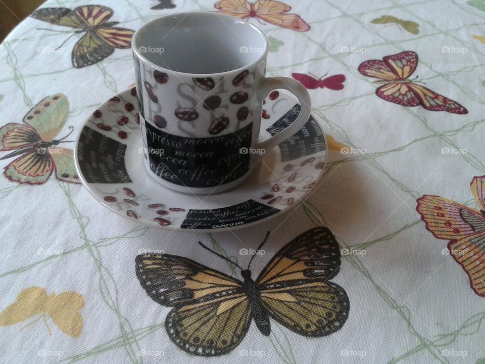 café com borboletas