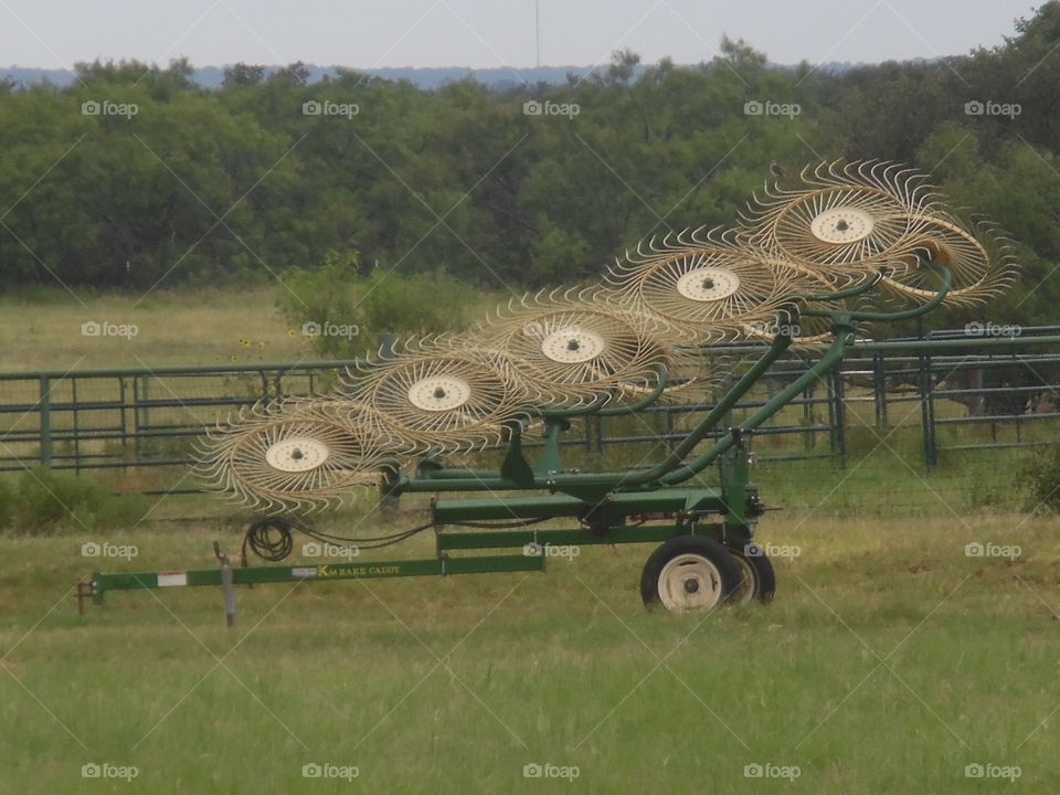 hay turner. This is a picture of a farm implement used to fluff hay. 👣 🚶 🏃 🔥 💨