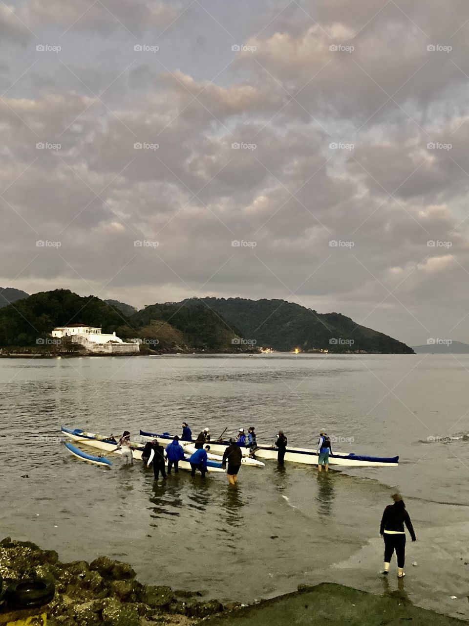 The race people are excited!  Look how cold it is, and people's spirits.  Good luck! / O pessoal da regata está animado! Olhe só que frio que está, e o ânimo das pessoas. Boa sorte!