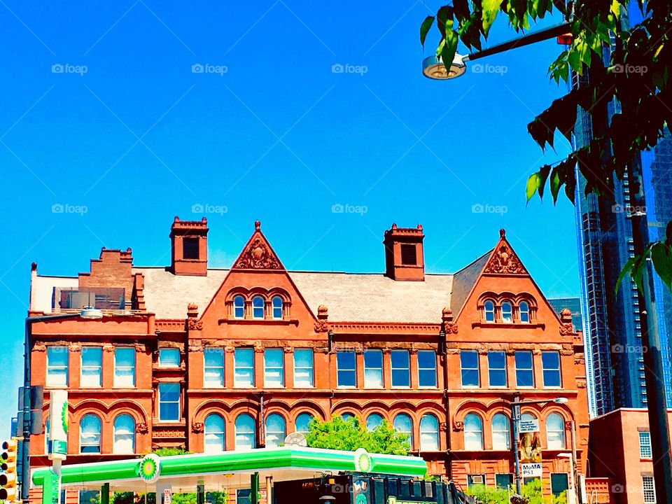 This view looks more like a picture from South Beach, Miami in Florida but it was taken right here in New York City in Long Island City, Queens in the summer of 2020. Hypnotic Productions