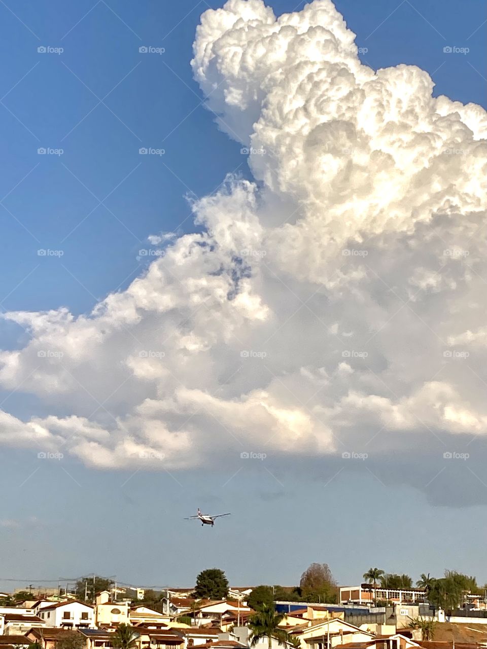 🇺🇸 Fly, plane, crossing the sky and facing the clouds!  Experience nature and its beauty! / 🇧🇷 Voa, avião, cruzando o céu e enfrentando as nuvens! Viva a natureza e sua beleza!