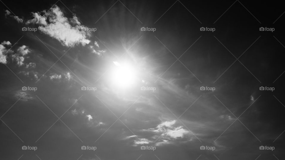 Солнечное небо. Чёрно-белое фото