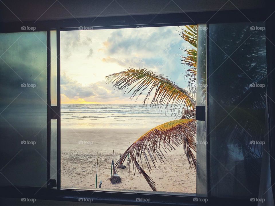 A beautiful blindex rectangular window, with a wonderful view of the sea. Wake up early and enjoy the spectacle that nature offers you.  The sunrise