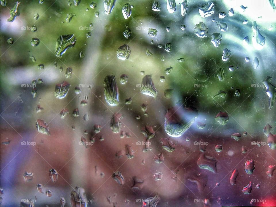 Regentropfen an einer Fensterscheibe
