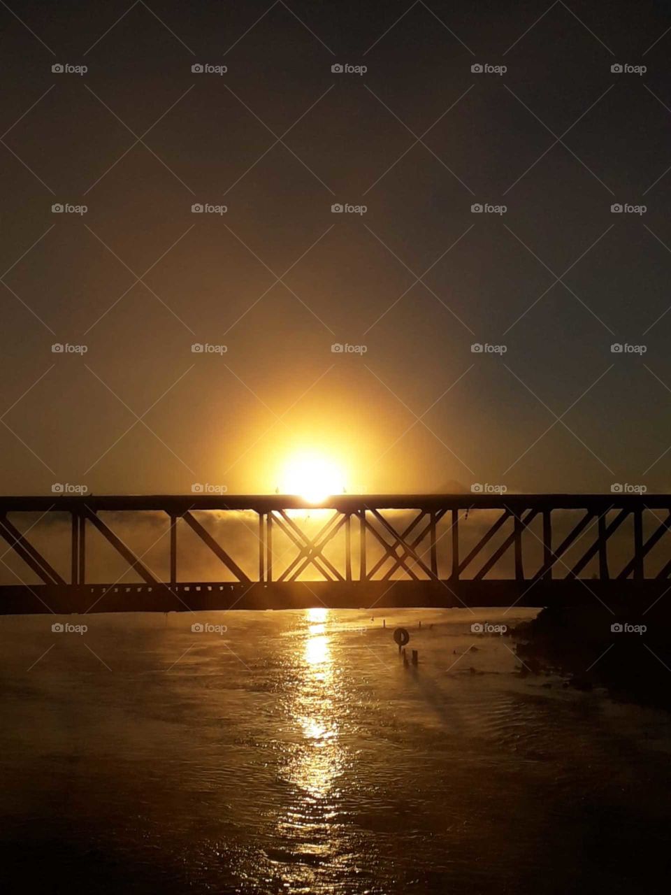 Amanecer en el puente Maullín