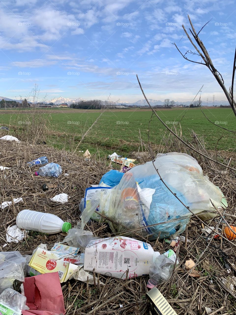in Italy the abandonment of waste along the streets and everywhere is a real social problem. People who do this have a very difficult time behaving civilly, are incurably rude, and fail to understand that they will pay taxes anyway.