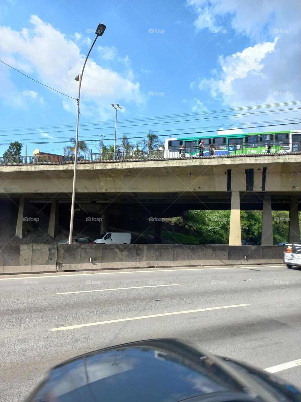 Viadutos. São estruturas que tem como função,  transpor um obstáculo  artificial, como uma avenida ou uma rodovia.