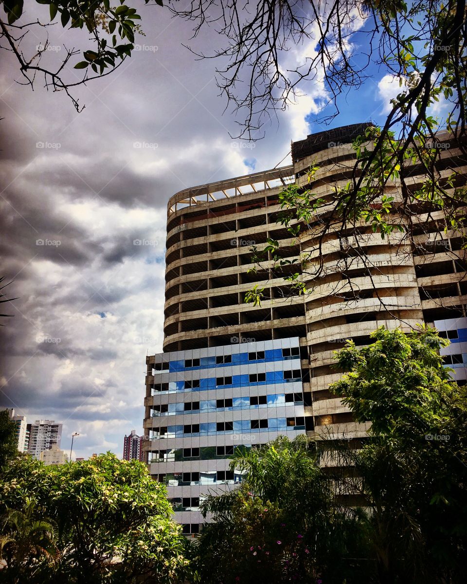 Cenas da cidade de #Jundiaí -
A vista do “CBM Tower”, da 9 de Julho (que deu muito prejuízo aos seus compradores), retratada pelos fundos do imóvel!
Parece-me que ficará bonito quando pronto.