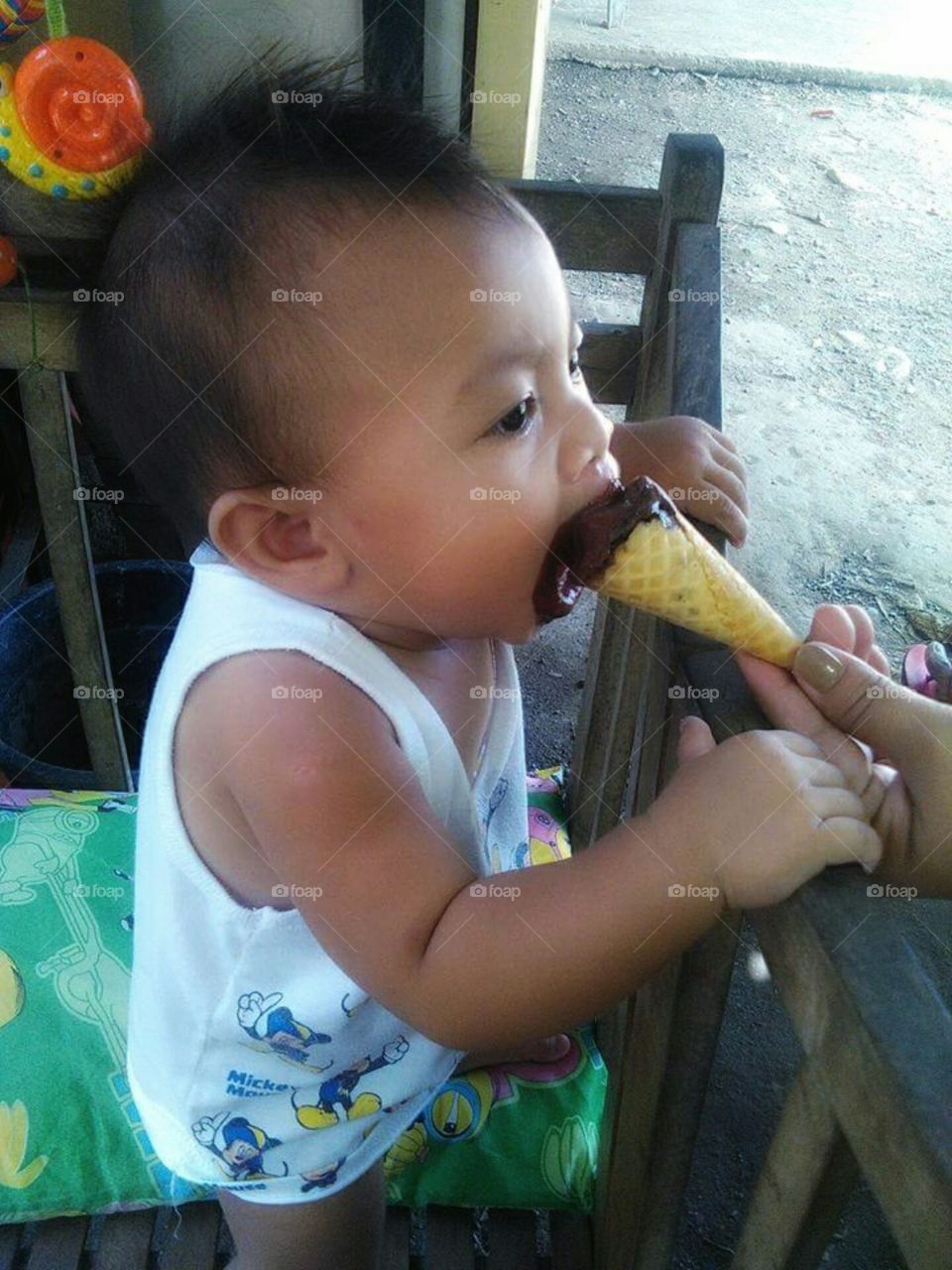 Eating ice cream 👶