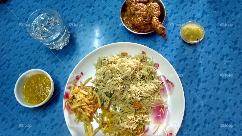 Food without filters! Kadai Murg with pulao daal and salty potato chips.