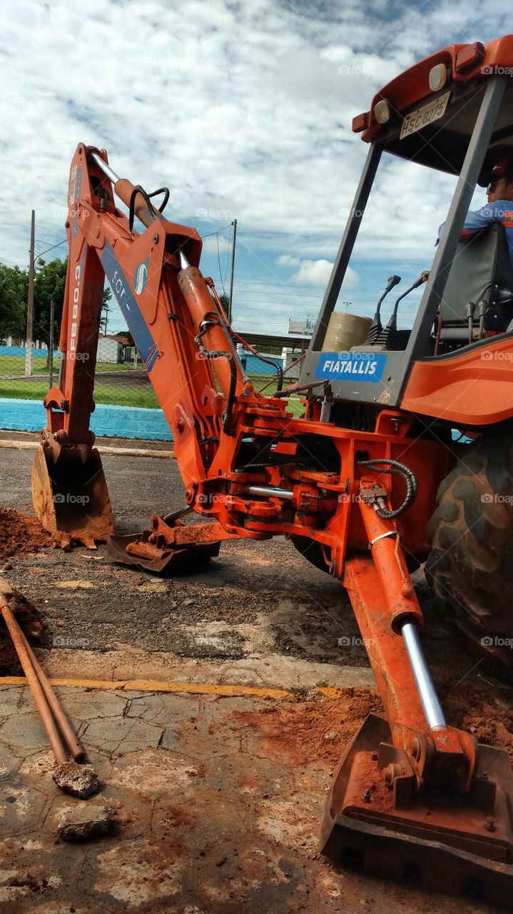 Trabalho com retro escavadeira.