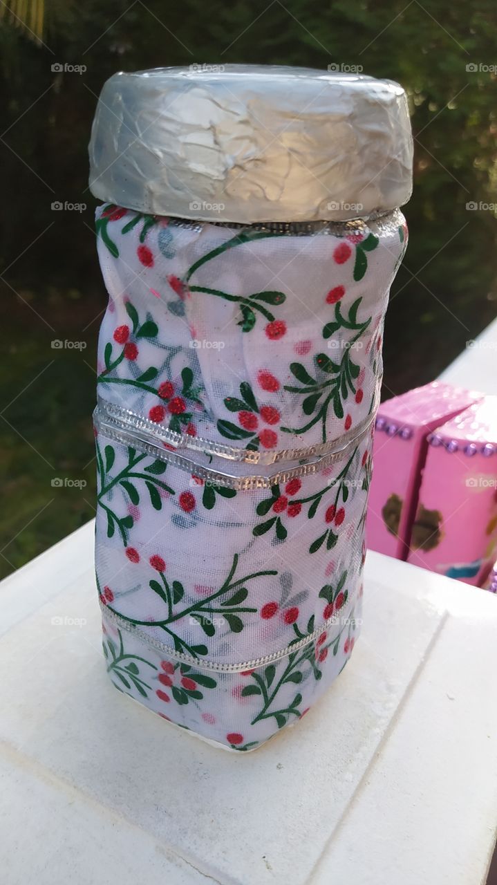 Más del bote forrado con la cinta de tela navideña