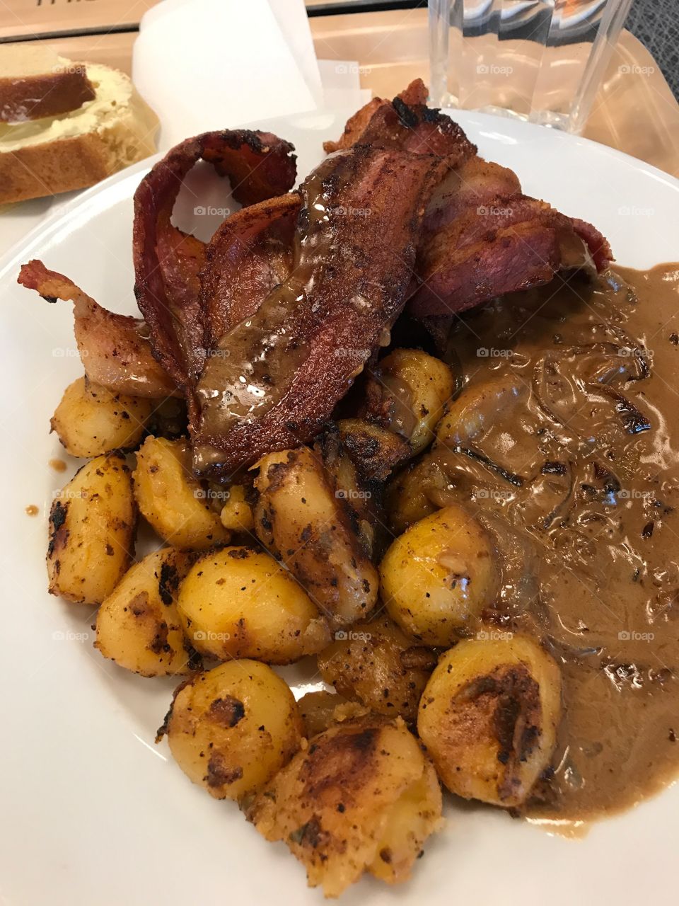 Fläsk med löksås och stekt potatis