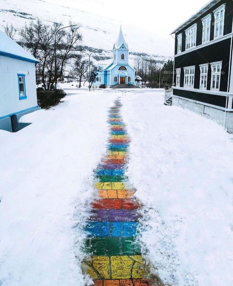 perumahan dihujani salju