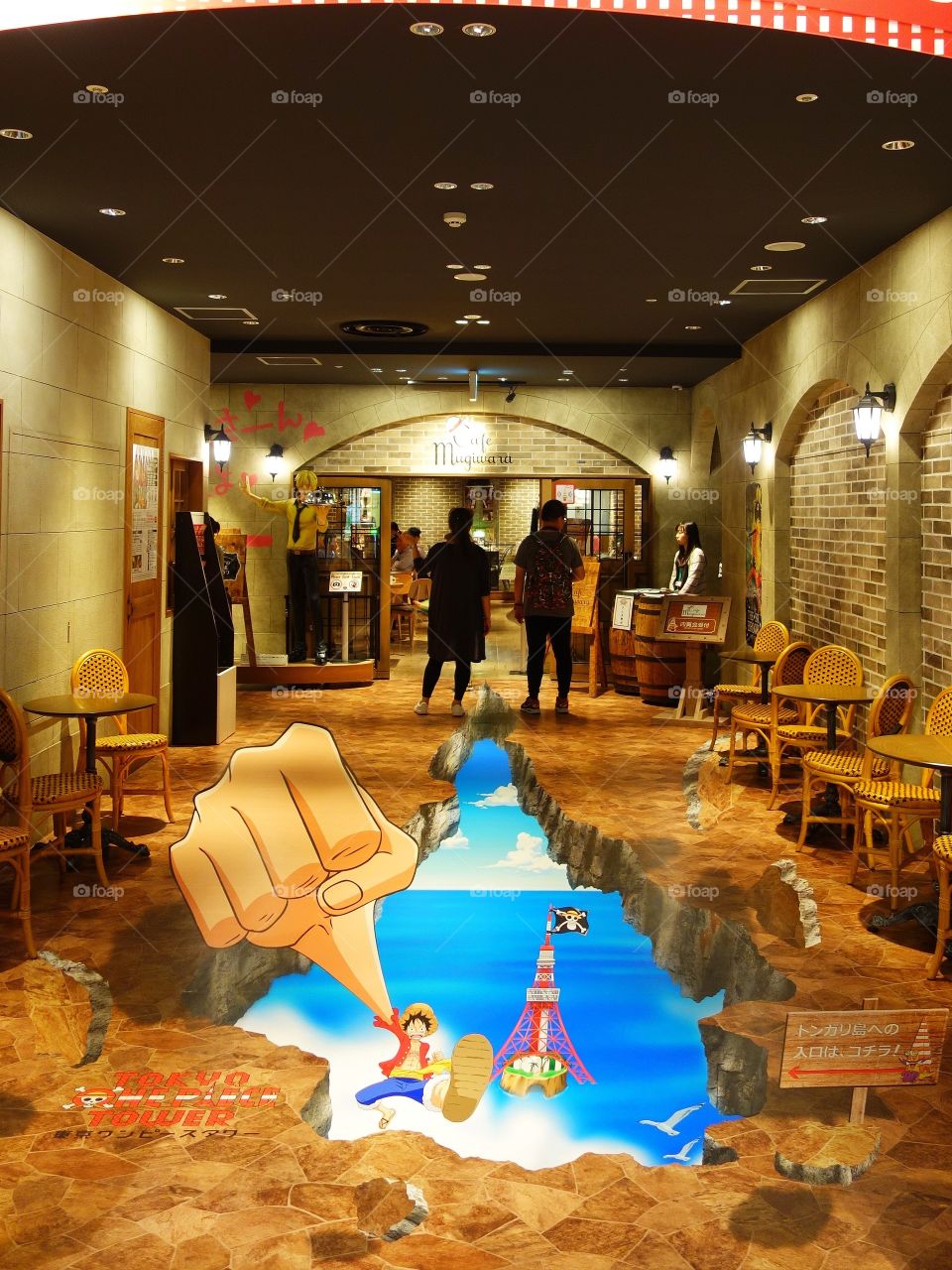 It's just a painting on the floor, but it looks incredibly realistic! 

Mugiwara Cafe, Tokyo Tower