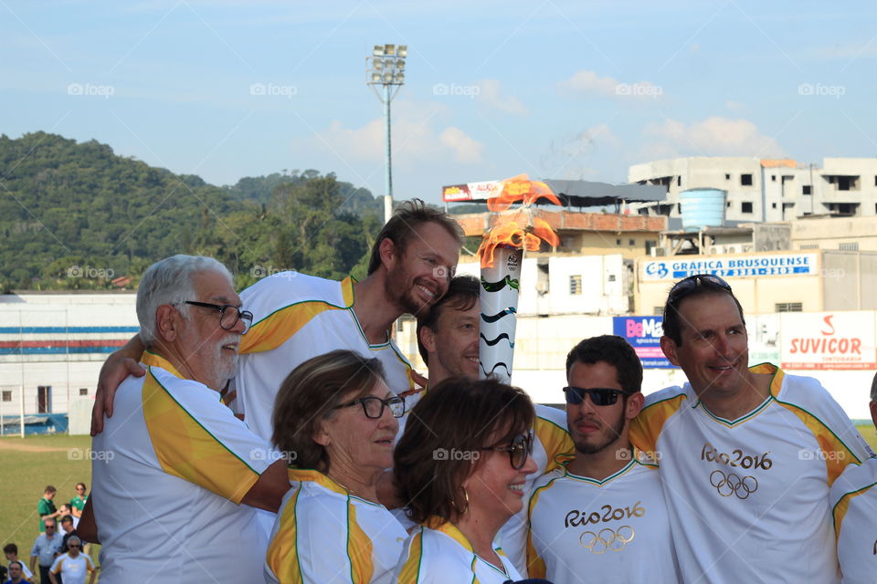 Brazilian athletes carrying olympic flame