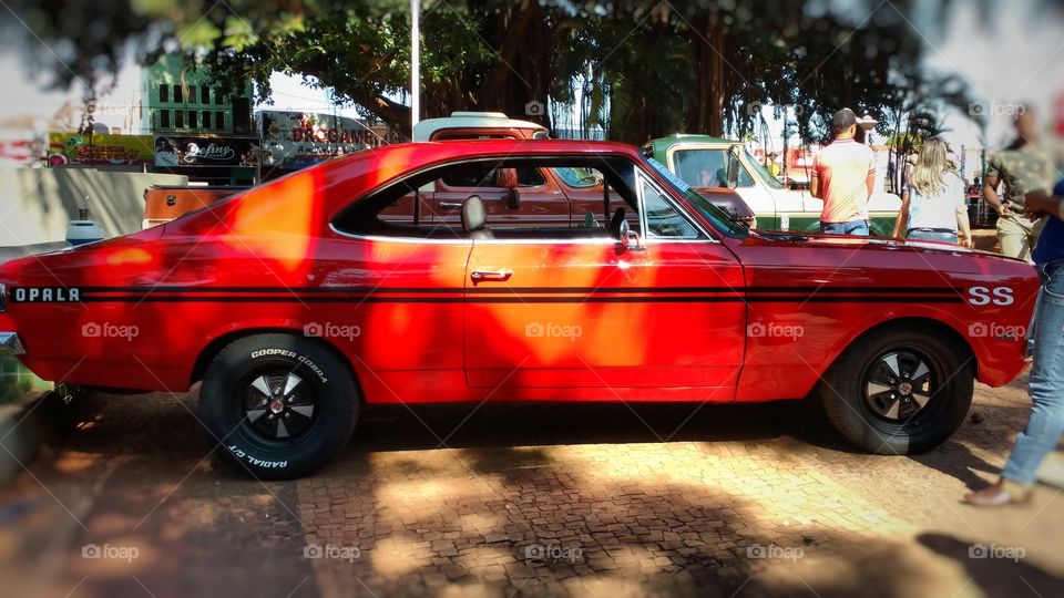 Um belo Opala vermelho em exposição de veiculos automotivos antigos tuning. Carros restaurados e com estilos originais.