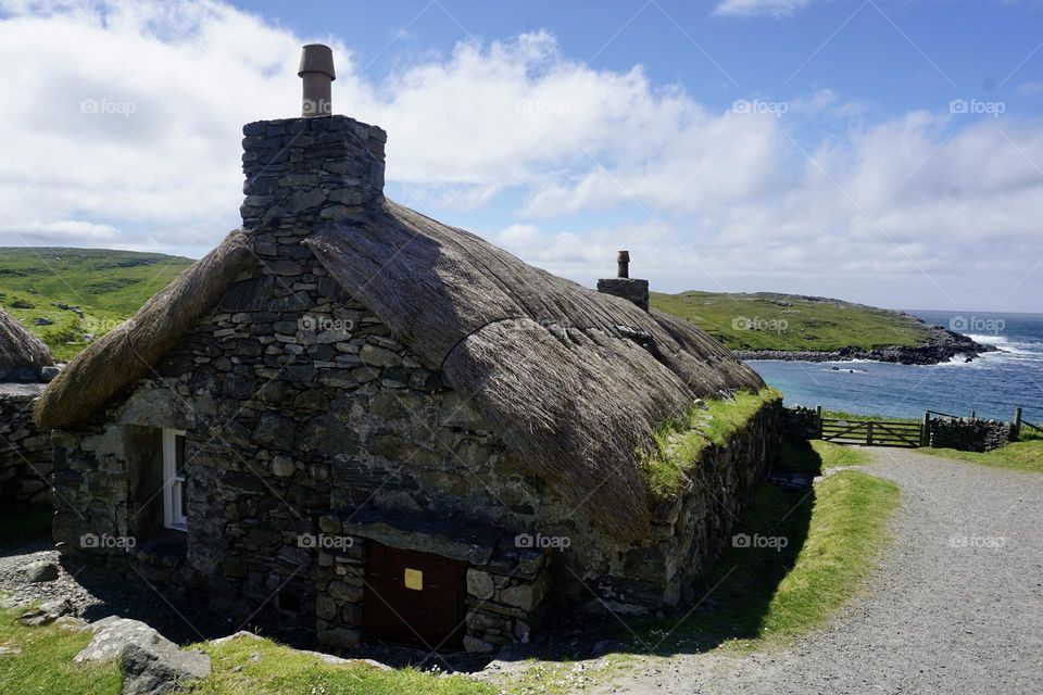 Olde Worlde Scottish thatched Cottage beside a beautiful bay 💙